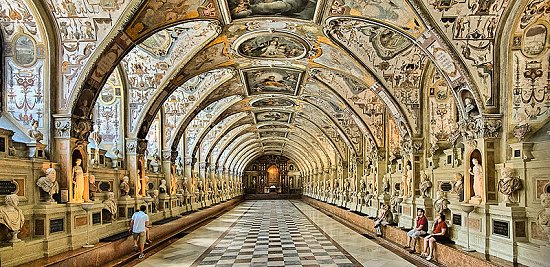 Das Antiquarium at Residenz, the former royal palace of the Bavarian monarchs of the House of Wittelsbach. Photo: Raphael Fetzer. Source: Wikimedia Commons.