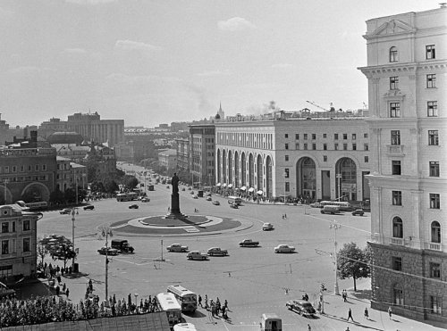 Dzerzhinsky Square, 1966. Photo: Valery Shustov, RIA Novosti archive. Source: Wikimedia Commons.