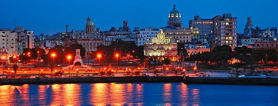 Old Havana by night. Photo: Gabriel Rodriguez; source: Wikimedia Commons.