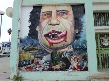 Caricature of Gadafi, Street Al Oroba, Al Bayda. Source: Wikimedia Commons.