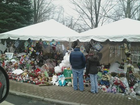 Memorial to the victims of the shooting at Sandy Hook Elementary School. Photo: B.B. Jeter. Source: Wikimedia Commons.