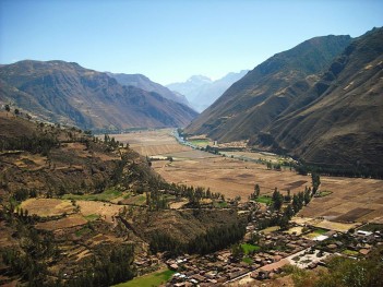 The Sacred Valley of the Urubamba River, Peru. Photo: Charles Gadbois. Source: Wikimedia Commons.