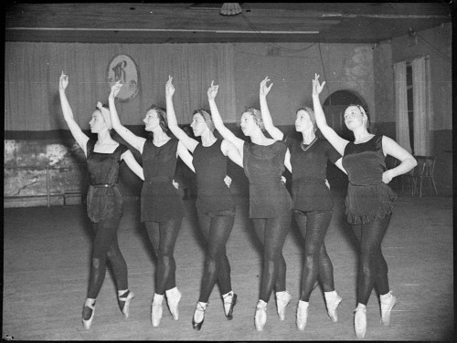 Students of the Zeglovsky School of Russian Ballet, ca. 1955. Photo: Sam Hood. Source: Wikimedia Commons.
