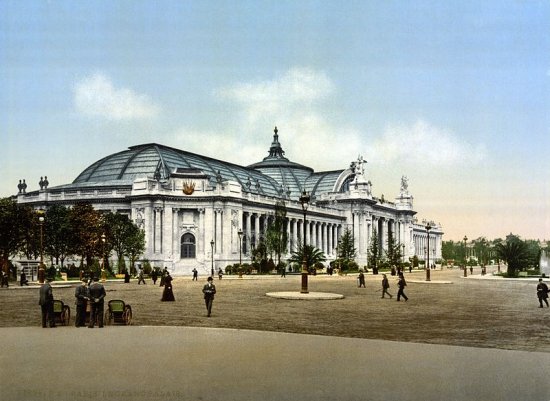 The Grand Palais, site of the Paris Biennale des Antiquaires. Postcard, 1900. Source: Library of Congress/Wikimedia Commons.
