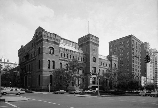 Seventh Regiment Armory, site of the Winter Antiques Show. Photo: Jack E. Boucher,  Historic American Building Survey, 1984. Source: Library of Congress/Wikimedia Commons.