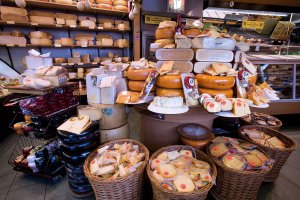 A cheese shop in Amsterdam. Photo: Jorge Royan. Source: Wikimedia Commons.