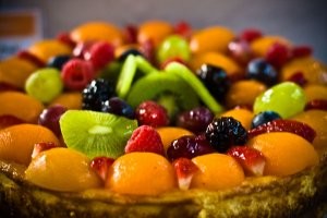 Fruit tart with kiwi, peach, and raspberry. Photo: Garry Knight. Source: Wikimedia Commons.