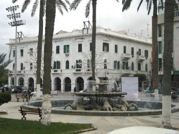 Italianate building and fountain, Green Square, Tripoli, Libya. Photo: David Stanley. Source: Wikimedia Commons.