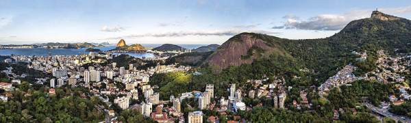 Aerial panorama of Santa Teresa, a neighborhood of Rio de Janeiro, with the statue of Christ the Redeemer, Tijuca Forest and Sugarloaf Mountain in the background. Photo: chensiyuan. Source: Wikimedia Commons.