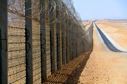 Israel-Egypt barrier. Photo: Idobi. Source: Wikimedia Commons.